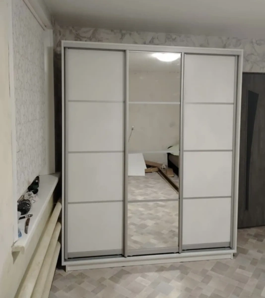 Оптим 3-х дверный 5 секций (ЛДСП, Стекло черное) (Дуб табачный 2400х2200х600 К-3.5 Серебро профиль)